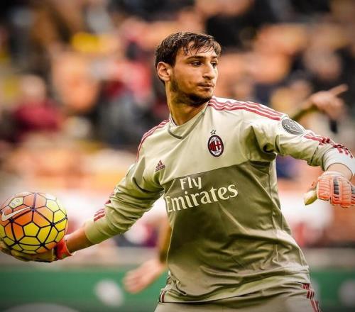 默特萨克、于大宝观战梅州U15vs浙江U15，并与小球员互动（默特萨克与于大宝到场观看梅州U15对阵浙江U15，并与小球员互动交流）