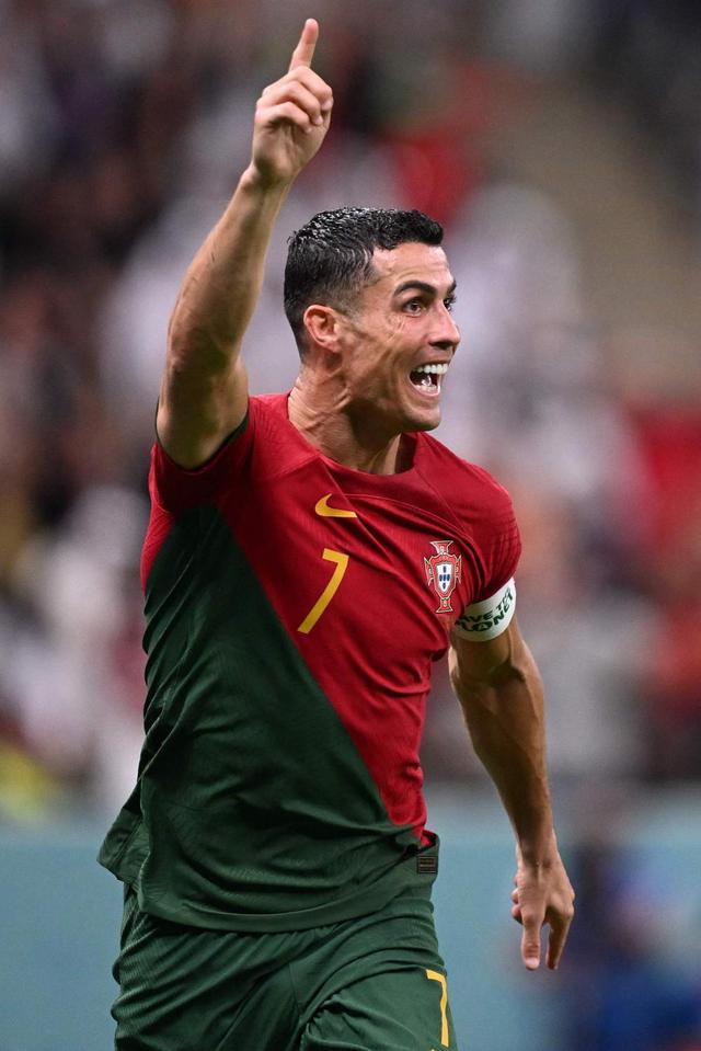 欧冠赛前穆里尼奥与两名昔日弟子重逢，并亲吻了斯内德的光头（欧冠前夜，穆里尼奥与两位旧将重逢，亲吻斯内德光头成看点）