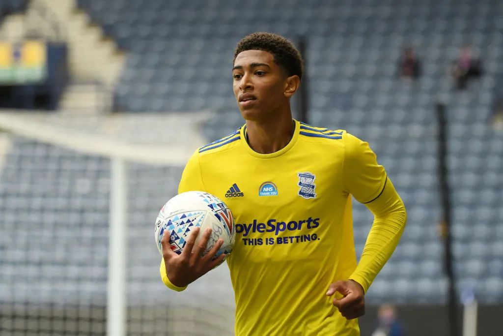 欧冠半场：里奥斯乱战破门，本菲卡暂1-0那不勒斯（欧冠半场：里奥斯混战建功，本菲卡暂以1-0领先那不勒斯）