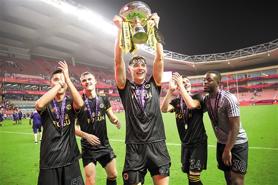 国脚中场精准传球，撕开对手防线（国脚中场精准直塞，穿透对手防线）