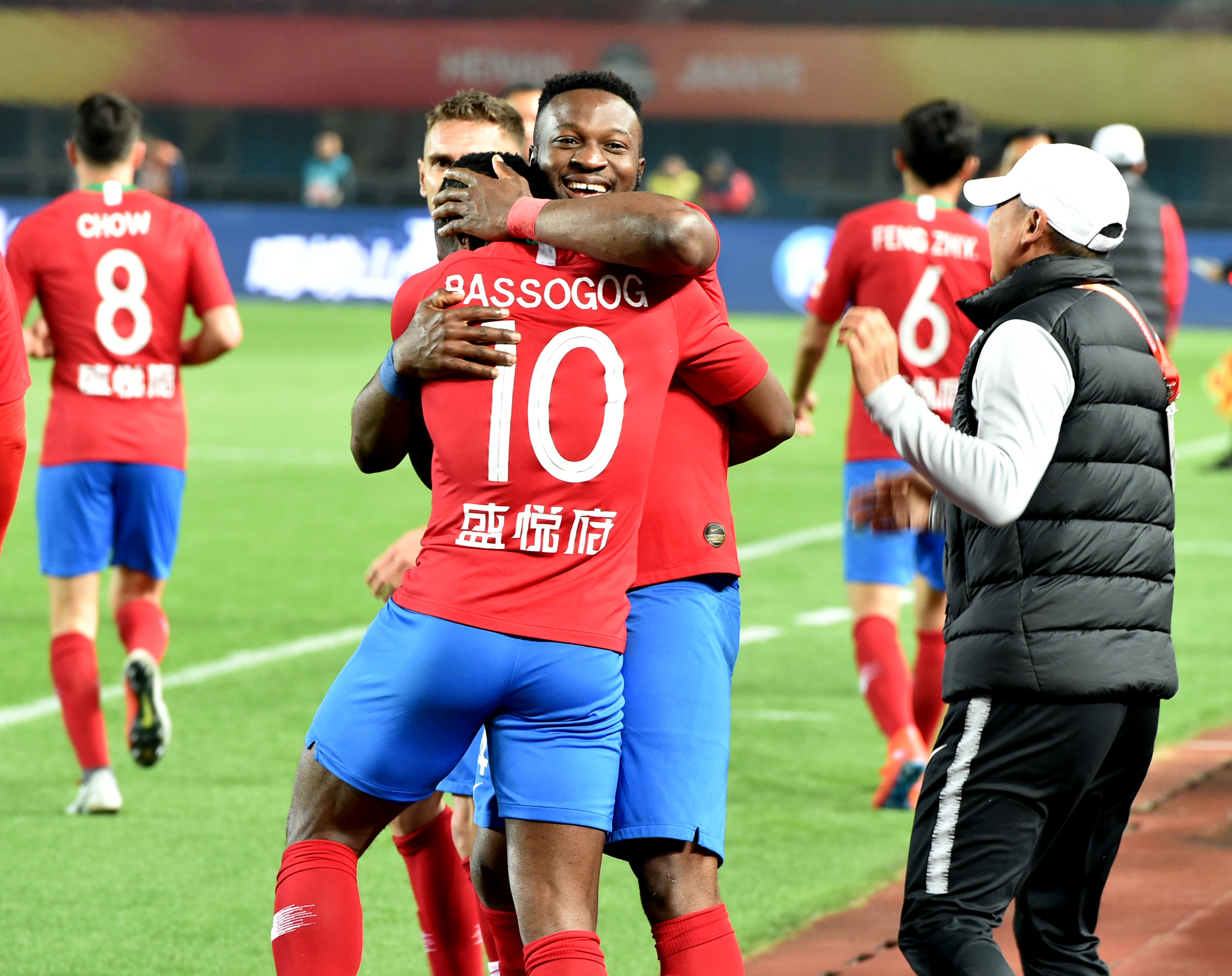 姆巴佩调侃破坏点球点：对方支撑脚要是打滑，我们就赚到了（姆巴佩打趣称在点球点“动手脚”：若对手支撑脚打滑，我们就占便宜）